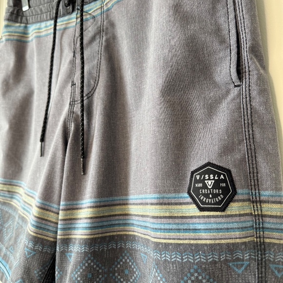 VISSLA Hybrid Shorts 8" inseam - Men's Size 32 - Picture 2 of 5